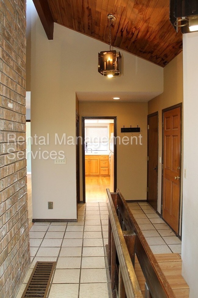 Building Photo - 10902 SE Azar Dr