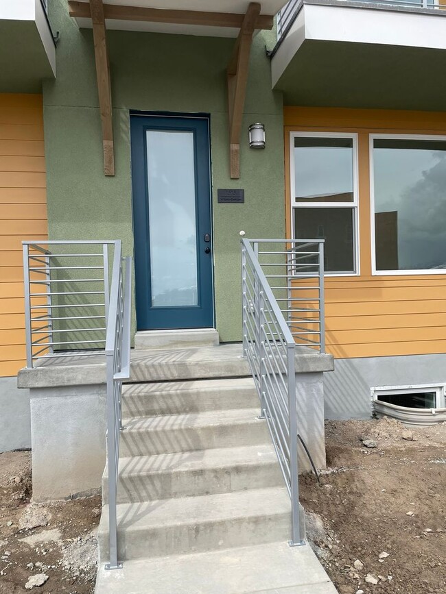Building Photo - 4 Bed/3.5 Bath, 2-Car Garage - One Month F...