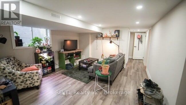 Building Photo - 510 Lloyd Ave