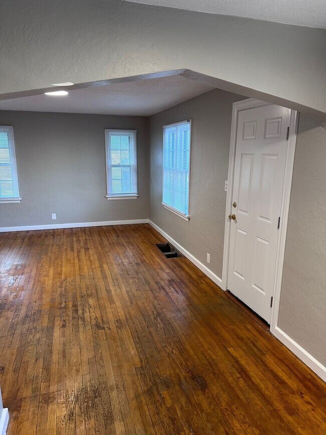 Building Photo - Updated 2 Bedroom House