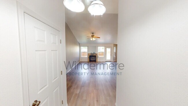 Building Photo - 949 Carmella St