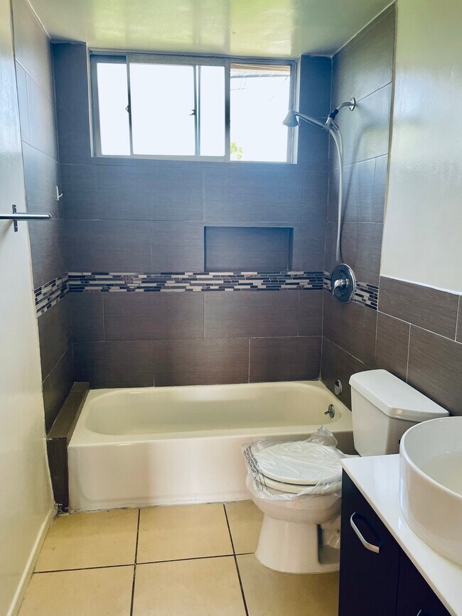 Baño - 219 N Buena Vista St