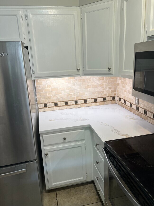 Cocina luminosa - 2507 S Walter Reed Dr