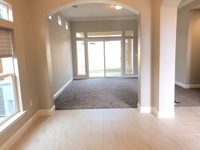 Foto del edificio - 483 Glendon Pl