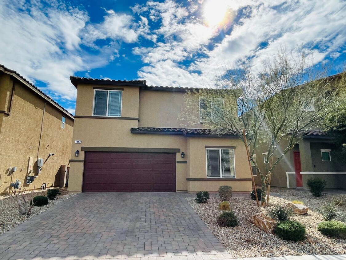 Primary Photo - 4 BEDROOMS PLUS DEN WITH SOLAR!!
