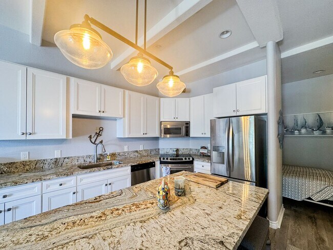 Building Photo - Beautiful Furnished 1 Bedroom, 1.5 Bath Co...