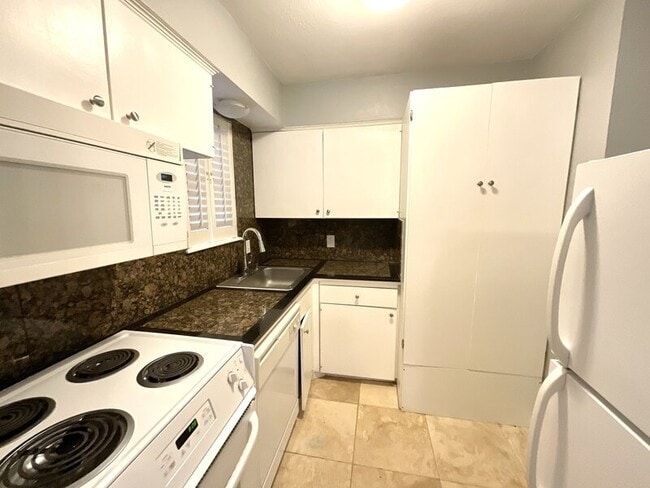 Building Photo - 2418 E 59th Ct