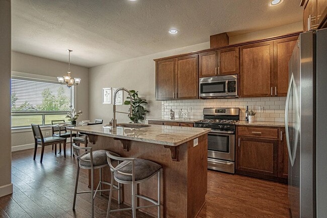 Building Photo - 3 Bedroom townhouse with stunning Ashland views! | Available Now