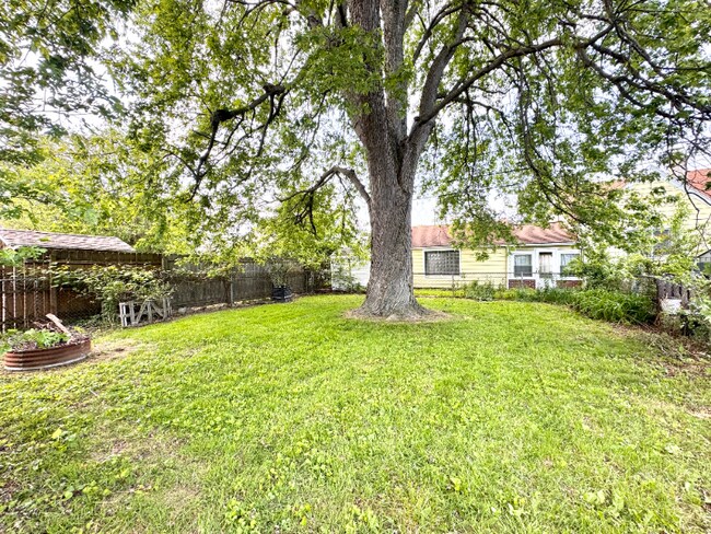 Building Photo - 930 Brinton Dr