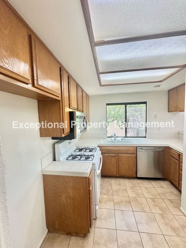 Building Photo - Ready to move in 2 bed 1 bath unit