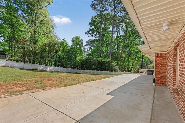 Building Photo - 3582 Cloudland Dr
