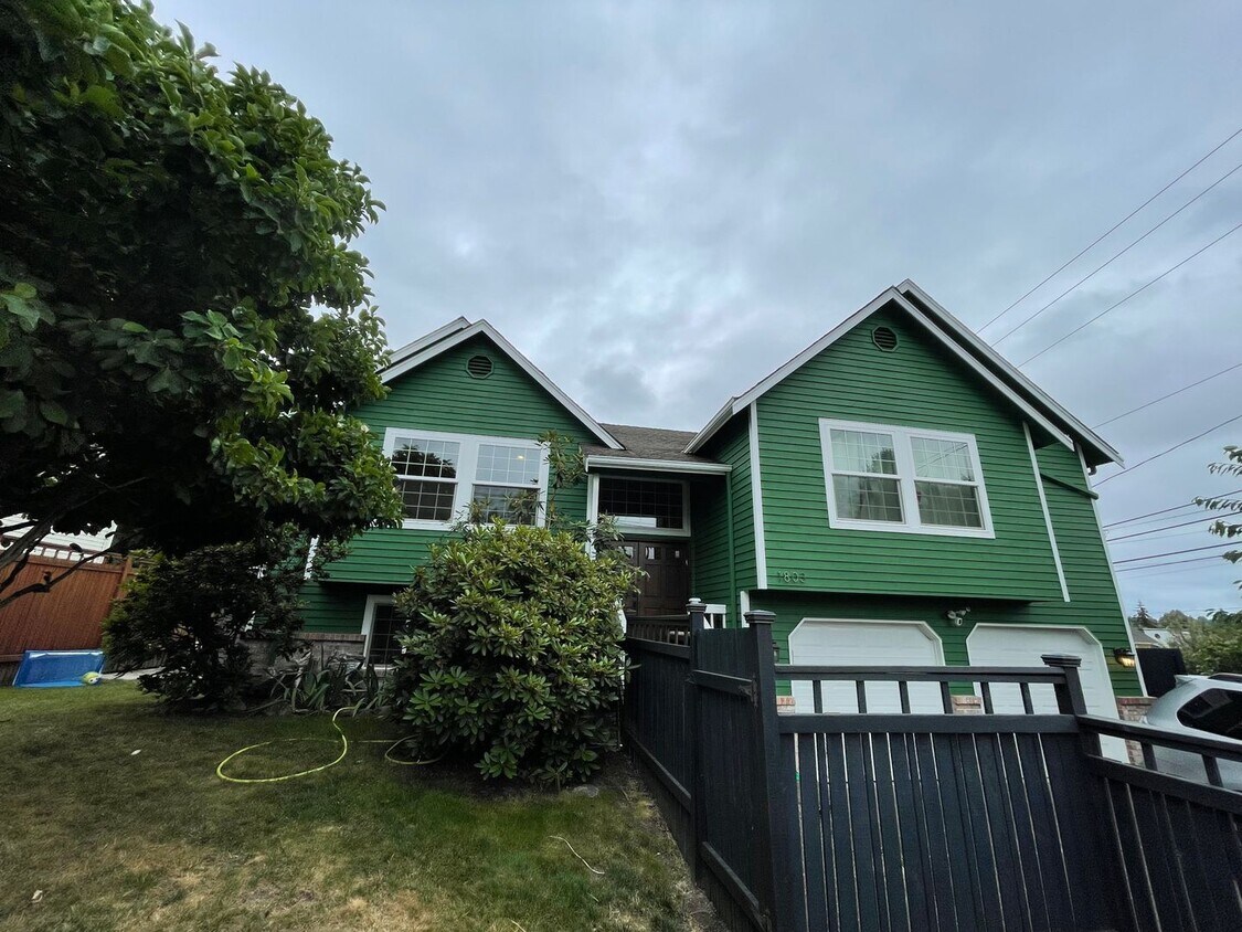 Primary Photo - Spacious Corner-Lot Home 4 bed 3 bath – Gr...