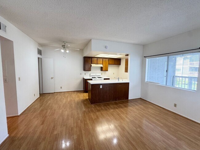 Foto del edificio - 10411 W Garden Grove Blvd