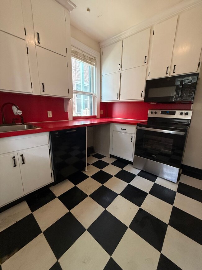 Building Photo - Spacious 4 bedroom House