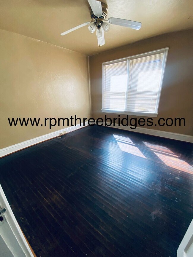 Building Photo - Cozy 2br/1ba House