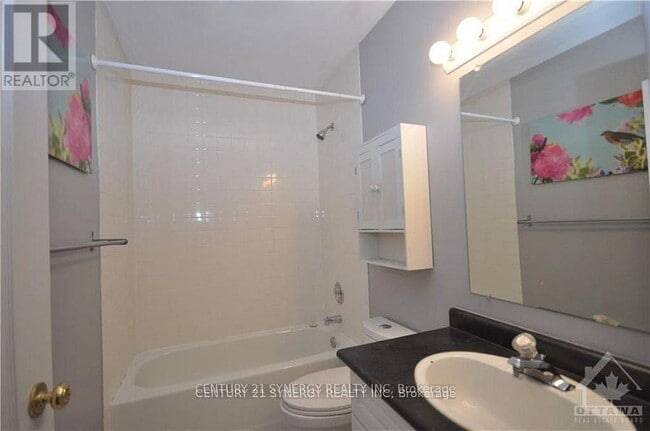 Building Photo - 450-450 MacLaren St