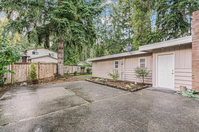 Foto del edificio - Fully Renovated & Very | Huge Yard | New HVAC | Lease w/ Option to Buy