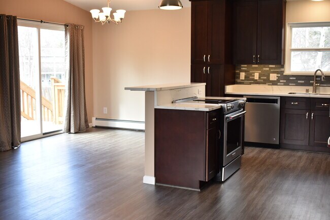 Kitchen/Dining - 211 High View Dr