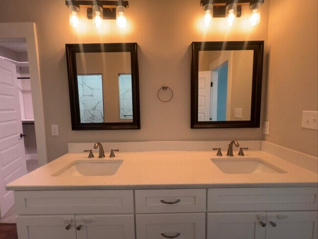 Foto del edificio - 5 Bedroom Single Family Home in Macon