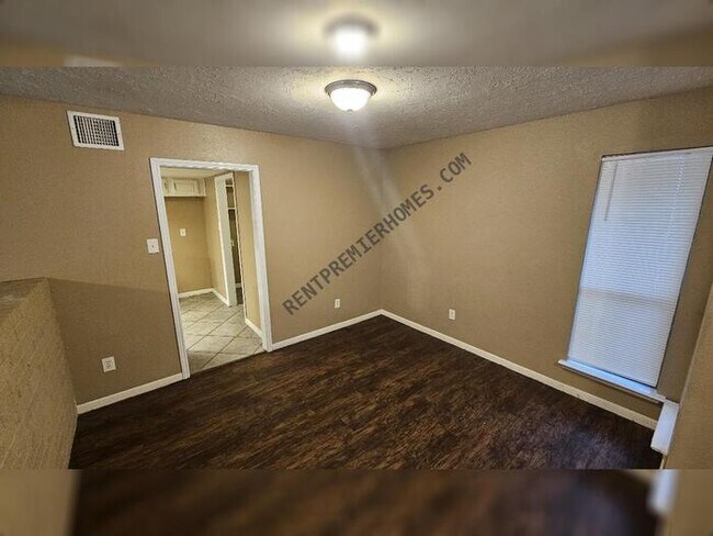 Foto del edificio - 5526 Longforest Dr