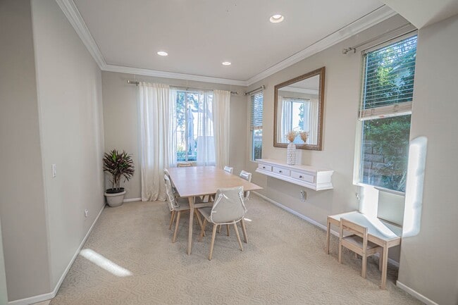 Foto del edificio - Stunning 4-Bedroom Home with Downstairs Bed/Bath, Views, and Remodeled Kitchen!