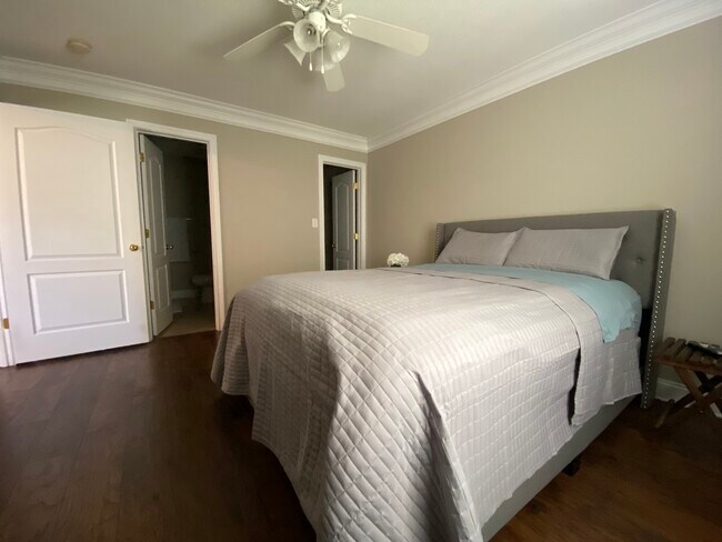 Dormitorio principal con baño completo privado y cama tamaño queen. - 3715 Willow Falls Way