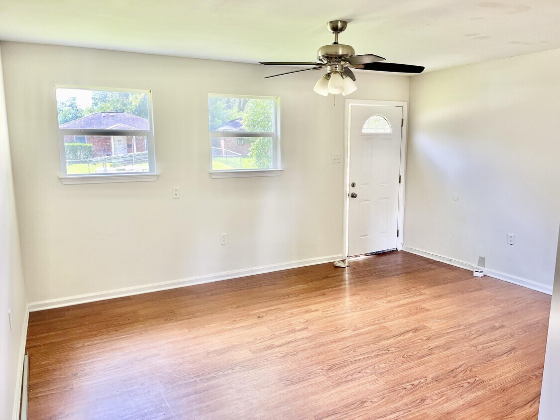 Foto principal - 7465 Whitney Dr