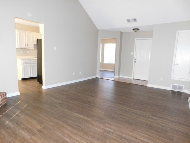 Building Photo - 5475 Banbury Ave