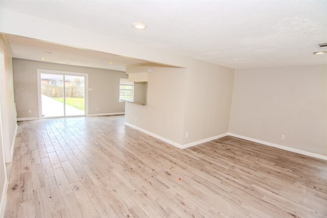 Foto del edificio - 11731 McLain Blvd