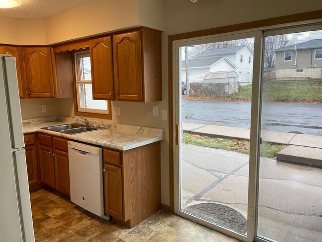 Building Photo - 2 Bedroom, 1 Bath Townhouse in LeClaire, IA