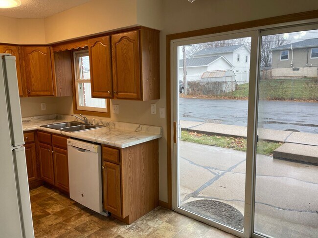 Foto del edificio - 2 Bedroom, 1 Bath Townhouse in LeClaire, IA