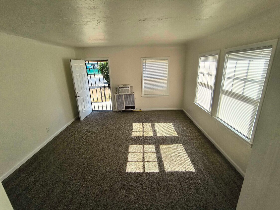 Foto principal - Cute Home in Oildale with Move In Special!
