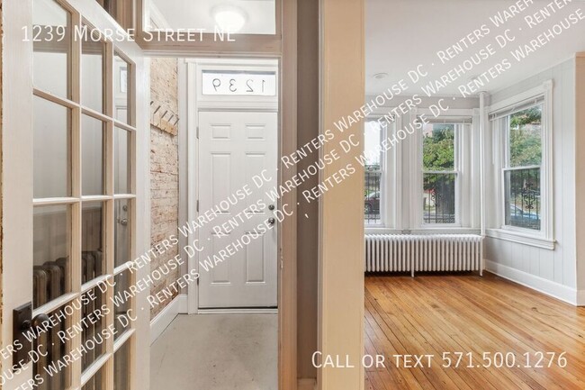 Building Photo - Charming 2-level 3Bd/1.5Bth TH W/Parking! ...