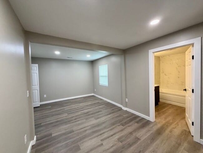 Building Photo - LARGE 4 BEDROOM ALL REMODELED