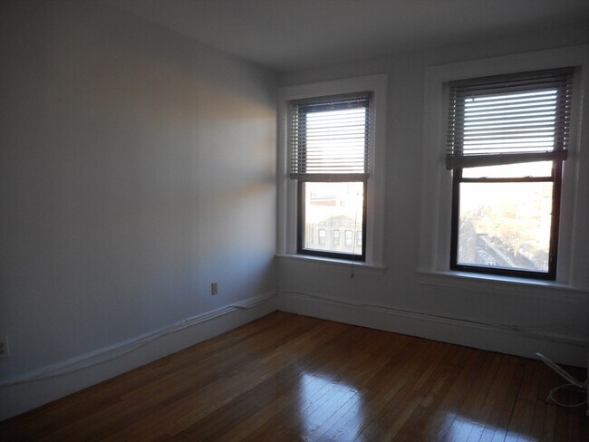 Building Photo - 466 Park Dr