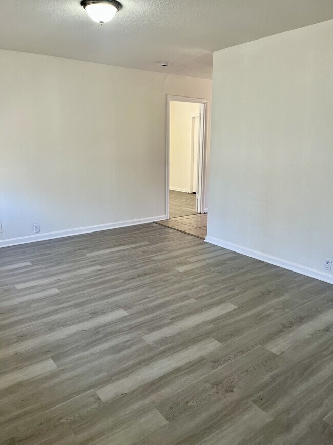 Foto del edificio - 10804 Newton Ave