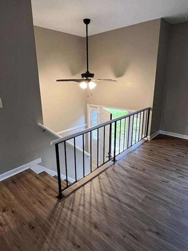 Building Photo - Newly renovated!