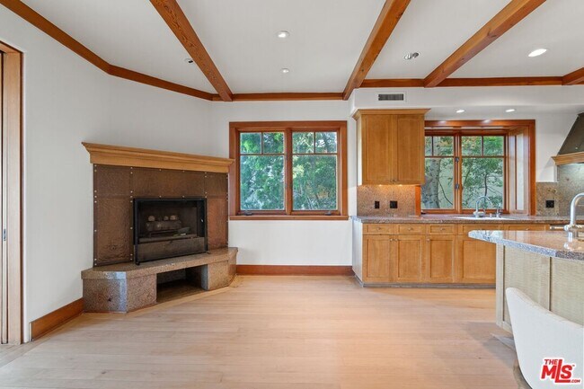 Building Photo - 323 Adelaide Dr