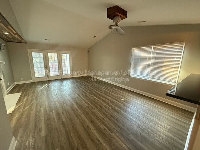 Foto del edificio - 1319 Glen Raven Ct