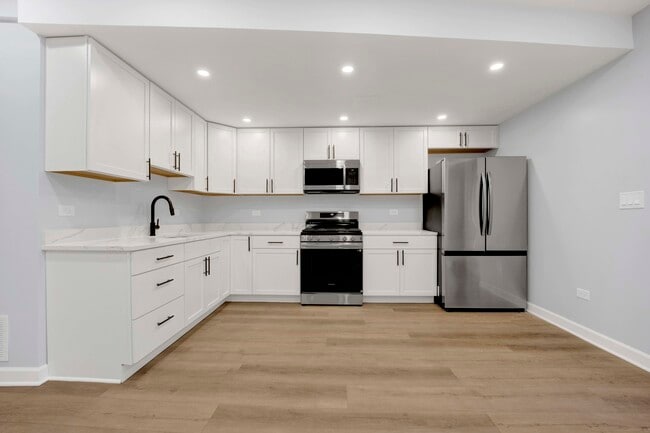 Building Photo - 2329 N Geneva Terrace