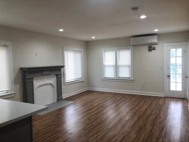 Building Photo - 256 S Alexandria Ave