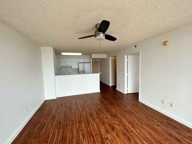 Building Photo - Great Views, Great Location and Beautiful ...