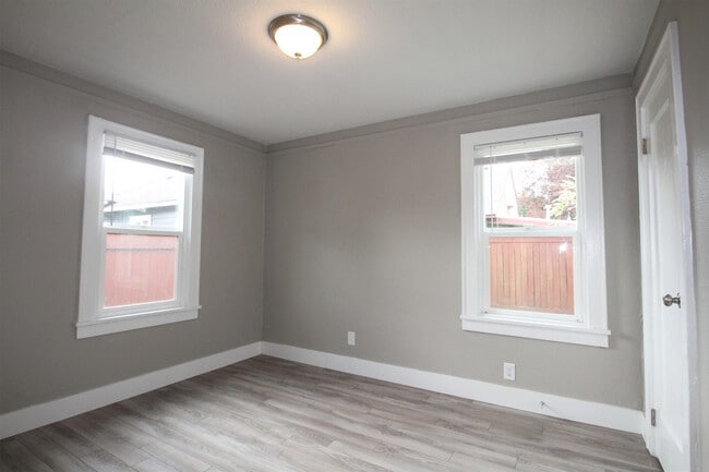 Building Photo - Classy 3BD/2BA House - Spacious Bedrooms, ...