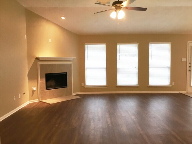 Foto del edificio - 7612 Misty Lake Ln