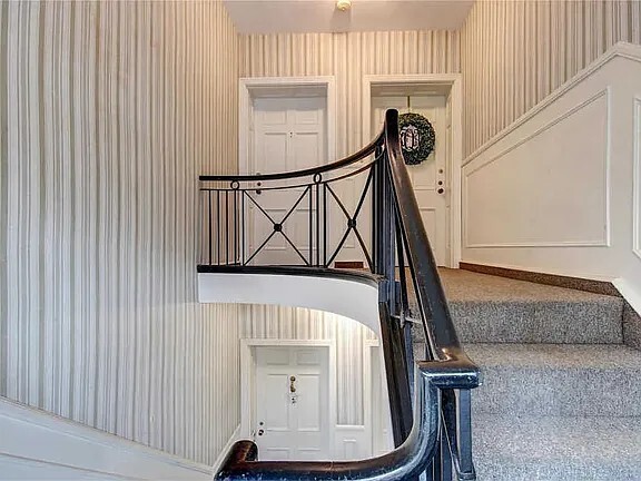 Building Photo - 925 S Hanley Rd