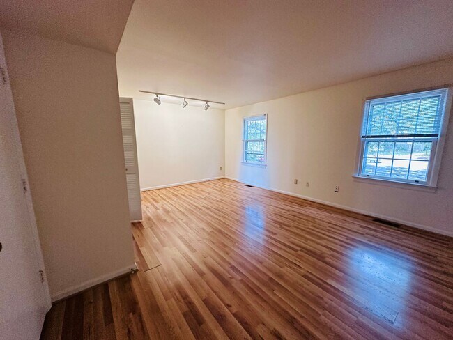 Building Photo - 3 Bedroom 2.5 Half Bath Townhouse