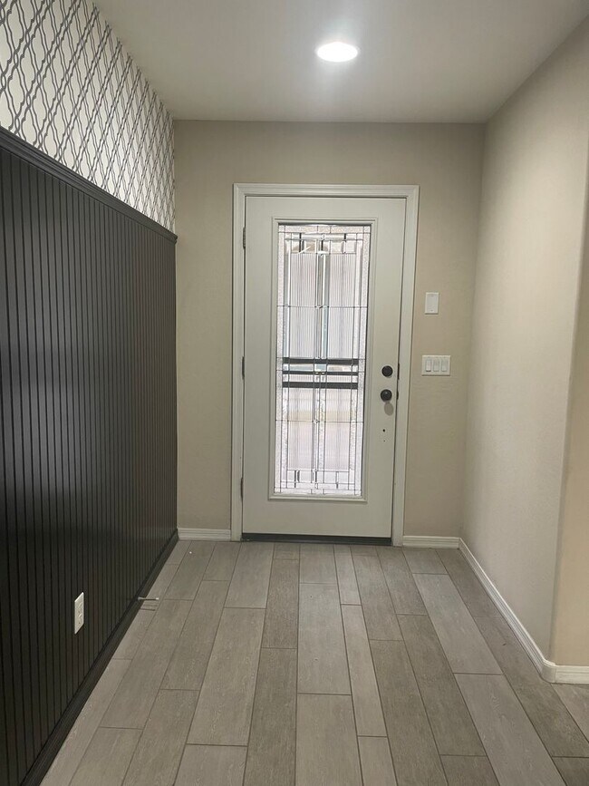 Foto del edificio - LARGE 4 BEDROOM HOME IN CHANDLER WITH SOLA...