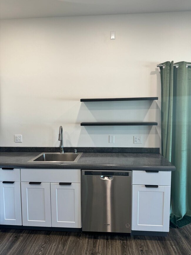 Building Photo - CHECK OUT THIS 2 BED/ 1 BATH! WON'T LAST L...