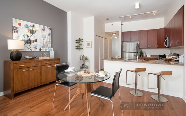 Building Photo - 601 S Wells St