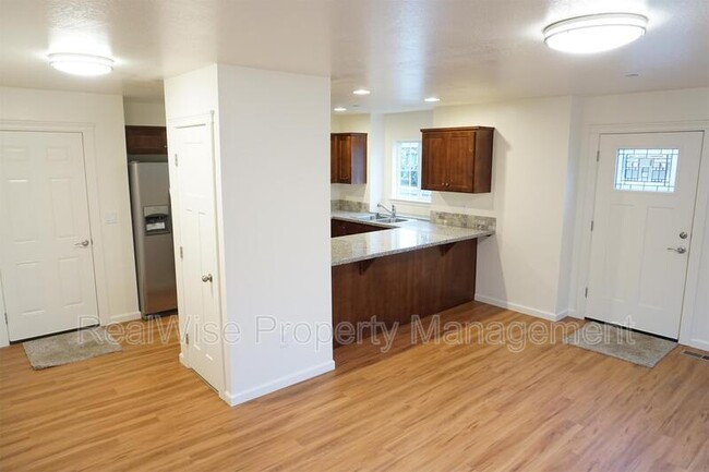 Building Photo - 103 Tripp St